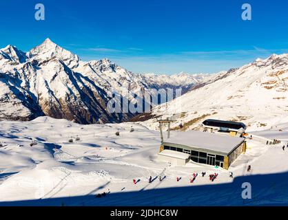 ZERMATT, SCHWEIZ - 1. JANUAR 2022: Drohnenansicht eines Skigebiets in den Alpen Stockfoto