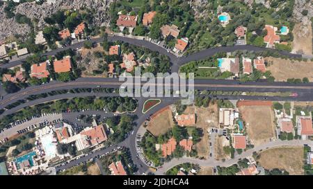 Aus der Vogelperspektive auf das Resort Village mit bergigen Straßen und halbwüstener Vegetation, Landschaft, Mount Libanon - Faraya, Mittlerer Osten Stockfoto