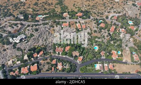 Aus der Vogelperspektive auf das Resort Village mit bergigen Straßen und halbwüstener Vegetation, Landschaft, Mount Libanon - Faraya, Mittlerer Osten Stockfoto