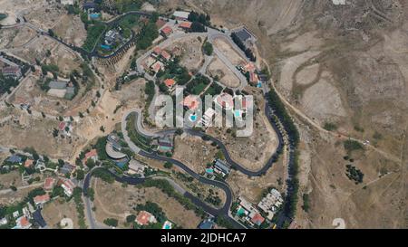 Aus der Vogelperspektive auf das Resort Village mit bergigen Straßen und halbwüstener Vegetation, Landschaft, Mount Libanon - Faraya, Mittlerer Osten Stockfoto