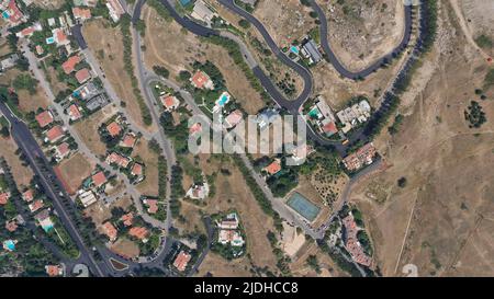 Aus der Vogelperspektive auf das Resort Village mit bergigen Straßen und halbwüstener Vegetation, Landschaft, Mount Libanon - Faraya, Mittlerer Osten Stockfoto