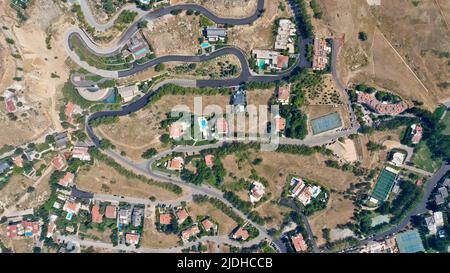 Aus der Vogelperspektive auf das Resort Village mit bergigen Straßen und halbwüstener Vegetation, Landschaft, Mount Libanon - Faraya, Mittlerer Osten Stockfoto