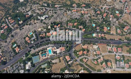 Aus der Vogelperspektive auf das Resort Village mit bergigen Straßen und halbwüstener Vegetation, Landschaft, Mount Libanon - Faraya, Mittlerer Osten Stockfoto