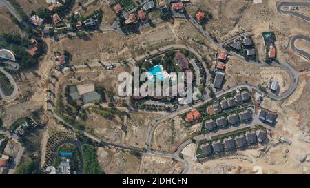 Aus der Vogelperspektive auf das Resort Village mit bergigen Straßen und halbwüstener Vegetation, Landschaft, Mount Libanon - Faraya, Mittlerer Osten Stockfoto