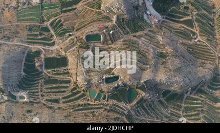 Grüne bergige Felder und Straßen in der Halbwüste, Mount Libanon - Faraya, Mittlerer Osten Stockfoto