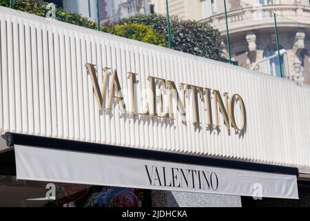 Cannes , paca , Frankreich - 06 12 2022 : Valentino Logo Marke und Zeichen Text der italienischen Luxus-Modehaus speichern Stockfoto