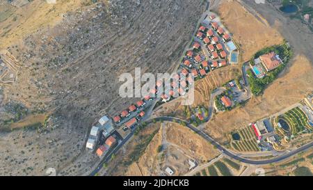 Faraya Dorf mit Nachbarschaft in Halbwüste, Mount Libanon, Mittlerer Osten, Häuser mit roten Dächern Stockfoto