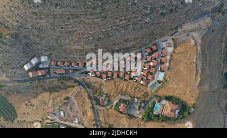 Faraya Dorf mit Nachbarschaft in Halbwüste, Mount Libanon, Mittlerer Osten, Häuser mit roten Dächern Stockfoto