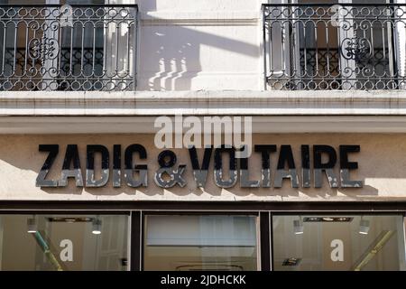 Bordeaux , Aquitaine Frankreich - 06 12 2022 : Zadig & Voltaire Logo Marke und Text Zeichen Fassade trendigen Luxus-Modegeschäft Stockfoto