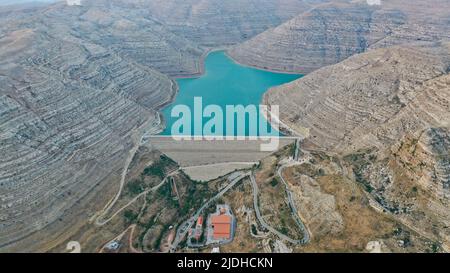 Chabrouh-Wasserdamm in Faraya, Libanon, Naher Osten mit einem großen Stausee in felsigem bergigem Gelände Stockfoto