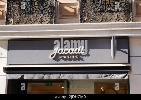 Bordeaux , Aquitaine Frankreich - 06 12 2022 : Jacadi Paris Store Markenlogo und Textschild an der Wandfassade Bekleidungsgeschäft für Kinder Kinderboutique Stockfoto