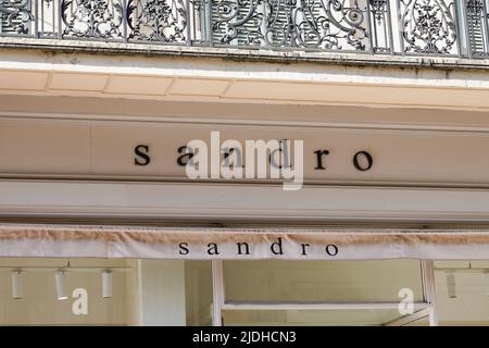 Bordeaux , Aquitaine Frankreich - 06 12 2022 : Sandro Zeichen Text Store und Logo Marke Shop an Wand Eingang Fassade Boutique Stockfoto