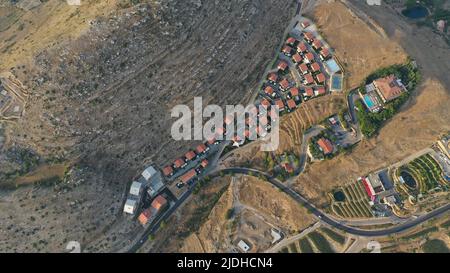 Faraya Dorf mit Nachbarschaft in Halbwüste, Mount Libanon, Mittlerer Osten, Häuser mit roten Dächern Stockfoto