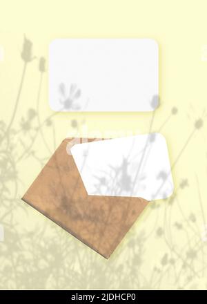 Natürliches Licht wirft Schatten von Wildblumen eines Umschlags mit zwei weißen, strukturierten Blättern auf gelbem Hintergrund. Modell mit einem Overlay aus p Stockfoto