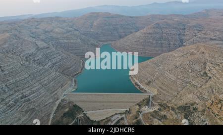 Chabrouh-Wasserdamm in Faraya, Libanon, Naher Osten mit einem großen Stausee in felsigem bergigem Gelände Stockfoto