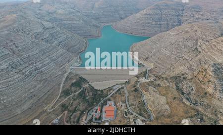 Chabrouh-Wasserdamm in Faraya, Libanon, Naher Osten mit einem großen Stausee in felsigem bergigem Gelände Stockfoto