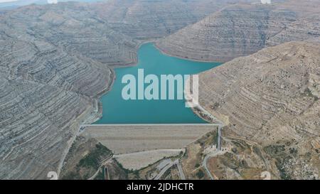 Chabrouh-Wasserdamm in Faraya, Libanon, Naher Osten mit einem großen Stausee in felsigem bergigem Gelände Stockfoto