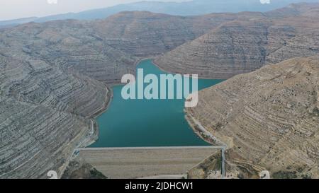 Chabrouh-Wasserdamm in Faraya, Libanon, Naher Osten mit einem großen Stausee in felsigem bergigem Gelände Stockfoto