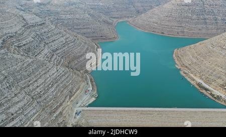 Chabrouh-Wasserdamm in Faraya, Libanon, Naher Osten mit einem großen Stausee in felsigem bergigem Gelände Stockfoto