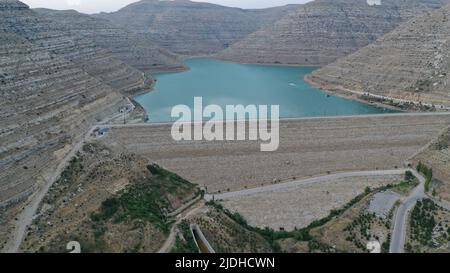 Chabrouh-Wasserdamm in Faraya, Libanon, Naher Osten mit einem großen Stausee in felsigem bergigem Gelände Stockfoto