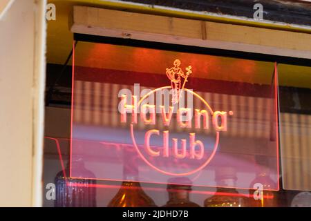 Bordeaux , Aquitaine Frankreich - 06 10 2022 : Havana Club Logo Text und Zeichen Marke von weißen Rum Banner Restaurant Pub Bar Stockfoto