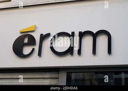 Bordeaux , Aquitaine Frankreich - 06 12 2022 : Eram Logo Marke und Text Zeichen Vorderwand Fassade Schuhe Shop Einzelhandel Männer Frau Kinder Schuhe Stockfoto