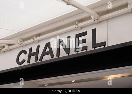 Cannes , paca , Frankreich - 06 12 2022 : Chanel-Logo und Schild vor dem Einzelhandelsgeschäft Außenansicht Französisch Modeunternehmen Markentext an der Fassade Stockfoto