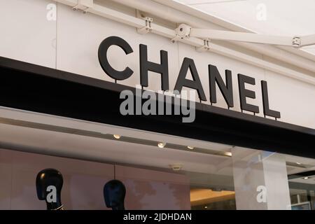 Cannes , paca , Frankreich - 06 12 2022 : Chanel Logo Marke und Text Zeichen Fassade Store Wand außen Französisch Mode Luxus-Unternehmen Stockfoto