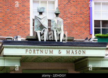 Abstract King & Queen Skulptur aus Bronze von der Bildhauerin Lynn Russell Chadwick über dem Vordach des Kaufhauses Fortnum & Mason Piccadilly Stockfoto