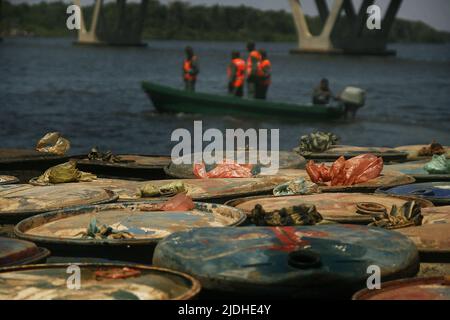 Catatumbo, Venezuela. 20.. Juni 2022. Venezuela-Zulia-06/20/2022. Mehr als zweitausend Liter Benzin für Jeta-1-Flugzeuge wurden am Ufer des Flusses Tarra im Bundesstaat Zulia in Venezuela gefunden. Während einer Operation der Bolivarischen Nationalen Streitkräfte (FANB) gegen die bewaffneten kolumbianischen Drogenhandels-Terrorgruppen, die Tancol genannt werden. Die Behälter mit dem Treibstoff wurden im Unterholz am Ufer des Zulia-Flusses versteckt, in einem Gebiet in der Nähe einer geheimen Landebahn, die auch vom venezolanischen Militär behindert wurde. (Foto von Humberto Matheus/Sipa USA) Quelle: SIPA USA/Alamy Live News Stockfoto