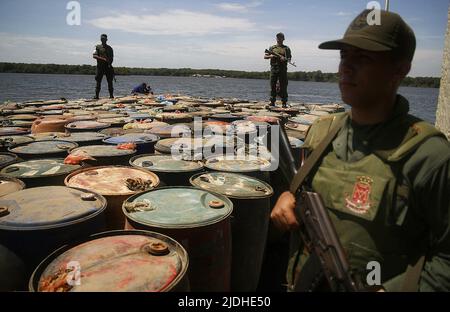 Catatumbo, Venezuela. 20.. Juni 2022. Venezuela-Zulia-06/20/2022. Mehr als zweitausend Liter Benzin für Jeta-1-Flugzeuge wurden am Ufer des Flusses Tarra im Bundesstaat Zulia in Venezuela gefunden. Während einer Operation der Bolivarischen Nationalen Streitkräfte (FANB) gegen die bewaffneten kolumbianischen Drogenhandels-Terrorgruppen, die Tancol genannt werden. Die Behälter mit dem Treibstoff wurden im Unterholz am Ufer des Zulia-Flusses versteckt, in einem Gebiet in der Nähe einer geheimen Landebahn, die auch vom venezolanischen Militär behindert wurde. (Foto von Humberto Matheus/Sipa USA) Quelle: SIPA USA/Alamy Live News Stockfoto