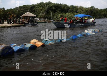 Catatumbo, Venezuela. 20.. Juni 2022. Venezuela-Zulia-06/20/2022. Mehr als zweitausend Liter Benzin für Jeta-1-Flugzeuge wurden am Ufer des Flusses Tarra im Bundesstaat Zulia in Venezuela gefunden. Während einer Operation der Bolivarischen Nationalen Streitkräfte (FANB) gegen die bewaffneten kolumbianischen Drogenhandels-Terrorgruppen, die Tancol genannt werden. Die Behälter mit dem Treibstoff wurden im Unterholz am Ufer des Zulia-Flusses versteckt, in einem Gebiet in der Nähe einer geheimen Landebahn, die auch vom venezolanischen Militär behindert wurde. (Foto von Humberto Matheus/Sipa USA) Quelle: SIPA USA/Alamy Live News Stockfoto