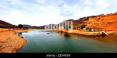 Ein Blick auf die historische Amer Fort oder Amber Fort in Jaipur, Rajasthan, Indien, am 18. Juni 2022. Amer Palace liegt auf einem bewaldeten Hügel Vorgebirge, das in Maota Lake in der Nähe der Stadt Amer ragt. Die Amber Fort wurden ursprünglich von Raja man Singh gebaut. Jai Singh Ich erweiterte es. Verbesserungen und Ergänzungen wurden nacheinander Herrscher in den nächsten 150 Jahren getan, bis die Kachwahas ihre Hauptstadt nach Jaipur während der Zeit von Sawai Jai Singh II verschoben, im Jahr 1727. Foto von ABACAPRESS.COM Stockfoto