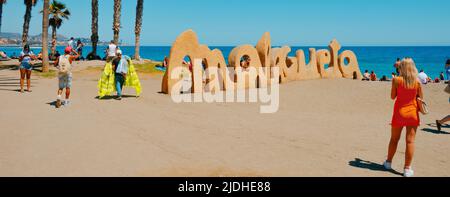 Malaga, Spanien - 26. Mai 2022: Menschen, die an einem sonnigen Frühlingstag am beliebten Malagueta-Schild am Strand von La Malagueta in Malaga, Spanien, fotografieren Stockfoto