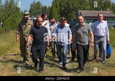 Region Lviv, Ukraine, 20/06/2022, der stellvertretende Infrastrukturminister der Ukraine, Mustafa Naiiem, der Leiter der Kanzlei des polnischen Ministerpräsidenten Michal Dworczyk und der ukrainische Infrastrukturminister Oleksandr Kubrakov (L bis R) nehmen an der Eröffnung des Kontrollpunkts Krakowez-Korczowa an der Grenze zwischen der Ukraine und Polen Teil, der im Rahmen des Projekts „Offene Grenzen“ modernisiert wurde. Region Lwiw, westliche Ukraine. Die Ukraine und Polen haben vereinbart, die Kapazität am Checkpoint Krakovets-Korczowa in den kommenden Wochen im Rahmen des Projekts „Offene Grenzen“ um mindestens 50 % zu erhöhen, unter anderem durch eine Erhöhung der Anzahl von Fahrspuren für Stockfoto