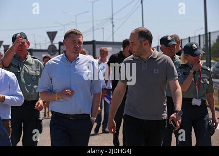 Region Lviv, Ukraine, 20/06/2022, der ukrainische Infrastrukturminister Oleksandr Kubrakov (R) und der Leiter der regionalen Militärverwaltung von Lviv, Maksym Kozytskyi, nehmen an der Eröffnung des Kontrollpunkts Krakowez-Korczowa an der ukrainisch-polnischen Grenze Teil, der im Rahmen des Projekts „Offene Grenzen“, Region Lviv, Westukraine, modernisiert wurde. Die Ukraine und Polen haben vereinbart, die Kapazität am Checkpoint Krakovets-Korczowa in den kommenden Wochen im Rahmen des Projekts „Offene Grenzen“ um mindestens 50 % zu erhöhen, unter anderem durch die Erhöhung der Spuranzahl für Lastwagen und die Schaffung zusätzlicher Pavillons für die Zoll- und Passkontrolle Stockfoto