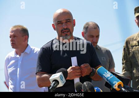 Region Lviv, Ukraine, 20/06/2022, der stellvertretende Infrastrukturminister der Ukraine, Mustafa Naiiem, spricht bei einem Briefing während der Eröffnung des Checkpoints Krakovets-Korczowa an der Grenze zwischen der Ukraine und Polen, der im Rahmen des Projekts „Offene Grenzen“, Region Lviv, Westukraine, verbessert wurde. Die Ukraine und Polen haben vereinbart, die Kapazität am Checkpoint Krakovets-Korczowa in den kommenden Wochen im Rahmen des Projekts „Offene Grenzen“ um mindestens 50 % zu erhöhen, unter anderem durch die Erhöhung der Spuranzahl für Lastwagen und die Schaffung zusätzlicher Pavillons für die Zoll- und Passkontrolle. 20. Juni 2022. Foto von Alona Nikolaievych Stockfoto