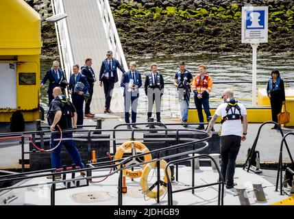 2022-06-21 13:46:57 ROTTERDAM - Kronprinz Frederik von Dänemark (2. M) wartet darauf, während eines Besuchs im Hafengebiet auf der Maasvlakte an Bord der Aquila Piloten zu gehen. Das dänische Kronprinzenpaar besuchte die Niederlande zwei Tage lang mit einer Handelsdelegation, die sich auf die Energiewende und das digitale Gesundheitswesen konzentrierte. ANP SEM VAN DER WAL niederlande Out - belgien Out Stockfoto