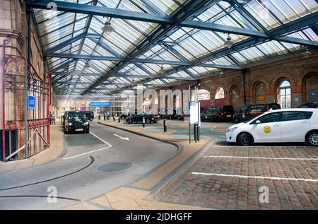 Taxis stehen im Bahnhof an, wo aufgrund des Streiks der Bahnarbeiter der Service eingeschränkt ist. Stockfoto