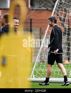 Antwerpens Cheftrainer Mark van Bommel, abgebildet während einer Trainingseinheit des belgischen Fußballvereins Royal Antwerp FC am Dienstag, den 21. Juni 2022 in Antwerpen, mit van Bommel als neuem Cheftrainer des Royal Antwerp FC. BELGA FOTO TOM GOYVAERTS Stockfoto