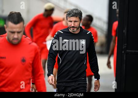 Antwerpens Cheftrainer Mark van Bommel, abgebildet während einer Trainingseinheit des belgischen Fußballvereins Royal Antwerp FC am Dienstag, den 21. Juni 2022 in Antwerpen, mit van Bommel als neuem Cheftrainer des Royal Antwerp FC. BELGA FOTO TOM GOYVAERTS Stockfoto