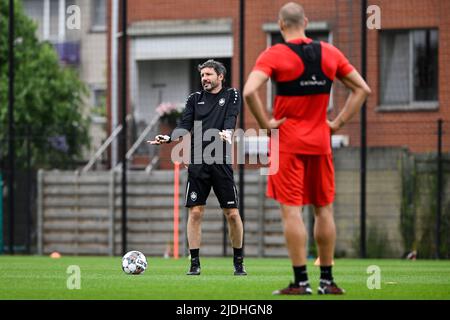 Antwerpens Cheftrainer Mark van Bommel, abgebildet während einer Trainingseinheit des belgischen Fußballvereins Royal Antwerp FC am Dienstag, den 21. Juni 2022 in Antwerpen, mit van Bommel als neuem Cheftrainer des Royal Antwerp FC. BELGA FOTO TOM GOYVAERTS Stockfoto