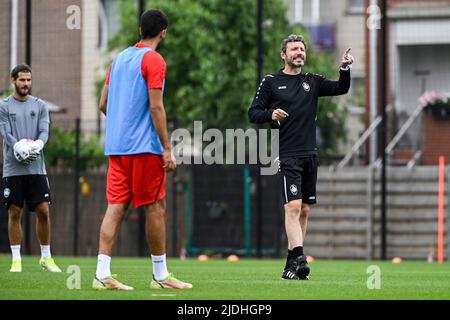 Antwerpens Cheftrainer Mark van Bommel, abgebildet während einer Trainingseinheit des belgischen Fußballvereins Royal Antwerp FC am Dienstag, den 21. Juni 2022 in Antwerpen, mit van Bommel als neuem Cheftrainer des Royal Antwerp FC. BELGA FOTO TOM GOYVAERTS Stockfoto