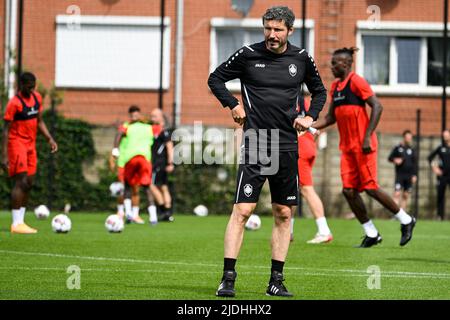 Antwerpens Cheftrainer Mark van Bommel, abgebildet während einer Trainingseinheit des belgischen Fußballvereins Royal Antwerp FC am Dienstag, den 21. Juni 2022 in Antwerpen, mit van Bommel als neuem Cheftrainer des Royal Antwerp FC. BELGA FOTO TOM GOYVAERTS Stockfoto