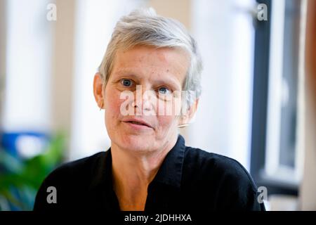 Etterbeek, Brüssel, 21. Juni 2022. Die ehemalige Rektorin der VUB Caroline Pauwels, aufgenommen während einer Pressekonferenz zur Bekanntgabe der Ergebnisse der Wahl für den neuen Rektor, am Dienstag, den 21. Juni 2022, auf dem Plein-Campus der VUB Vrije Universiteit Brussel in Etterbeek, Brüssel. BELGA FOTO LAURIE DIEFFEMBACQ Stockfoto