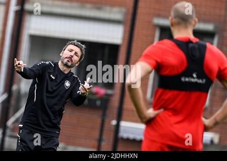 Antwerpens Cheftrainer Mark van Bommel, abgebildet während einer Trainingseinheit des belgischen Fußballvereins Royal Antwerp FC am Dienstag, den 21. Juni 2022 in Antwerpen, mit van Bommel als neuem Cheftrainer des Royal Antwerp FC. BELGA FOTO TOM GOYVAERTS Stockfoto