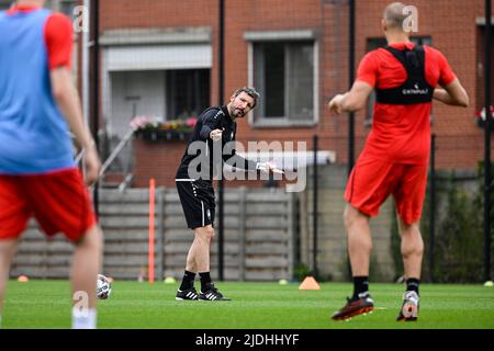 Antwerpens Cheftrainer Mark van Bommel, abgebildet während einer Trainingseinheit des belgischen Fußballvereins Royal Antwerp FC am Dienstag, den 21. Juni 2022 in Antwerpen, mit van Bommel als neuem Cheftrainer des Royal Antwerp FC. BELGA FOTO TOM GOYVAERTS Stockfoto