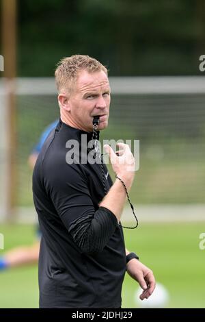 Genk., Belgien, 21. Juni 2022, Genks Cheftrainer Wouter Vrancken, abgebildet während einer Trainingseinheit vor der Saison 2022-2023, des belgischen Fußballteams der ersten Liga KRC Genk, Dienstag, 21. Juni 2022 in Genk. BELGA FOTO JOHAN EYCKENS Stockfoto