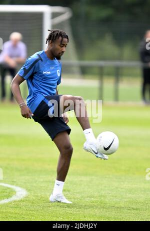 Genk., Belgien, 21. Juni 2022, Genks Mike Tresor Ndayishimiye, aufgenommen während einer Trainingseinheit vor der Saison 2022-2023, des belgischen Fußballteams der ersten Liga KRC Genk, Dienstag, 21. Juni 2022 in Genk. BELGA FOTO JOHAN EYCKENS Stockfoto