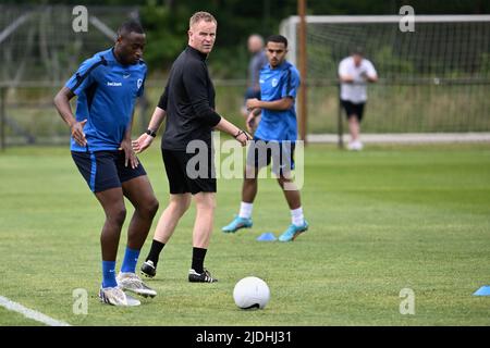 Genk., Belgien, 21. Juni 2022, Genks Cheftrainer Wouter Vrancken, abgebildet während einer Trainingseinheit vor der Saison 2022-2023, des belgischen Fußballteams der ersten Liga KRC Genk, Dienstag, 21. Juni 2022 in Genk. BELGA FOTO JOHAN EYCKENS Stockfoto